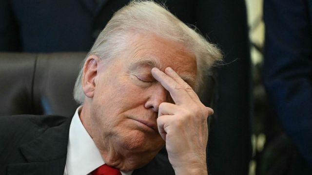 '졸린 바이든' 조롱했던 트럼프, 집무실 행사서 '꾸벅꾸벅'