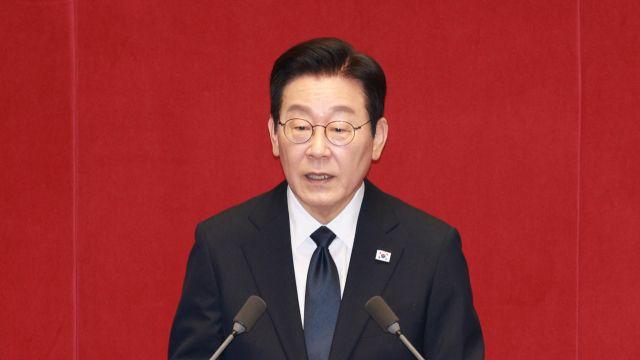 李대통령 국정지지도 3.7%P 올라 56.7%