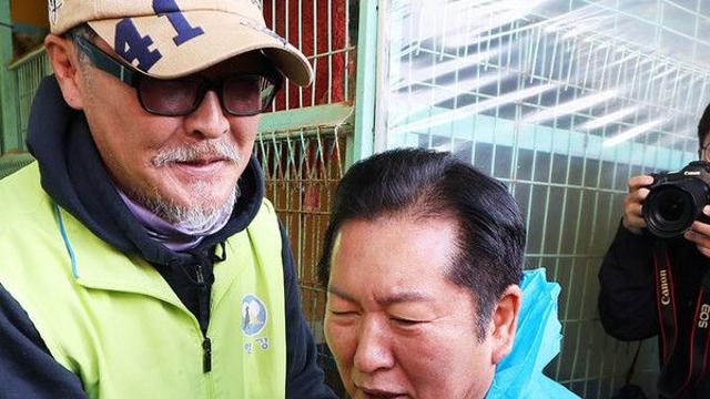 '취임 100일' 정청래, 유기견 보호소 방문… 