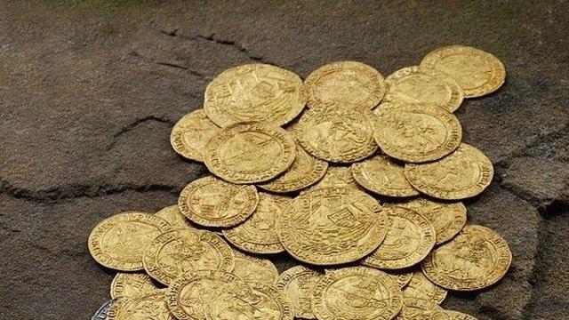 정원 정리하다 나온 600년 된 금화 발견…9억원 횡재