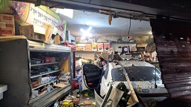 안동서 음주운전 차량, 마트 들이받아…10대 2명 부상