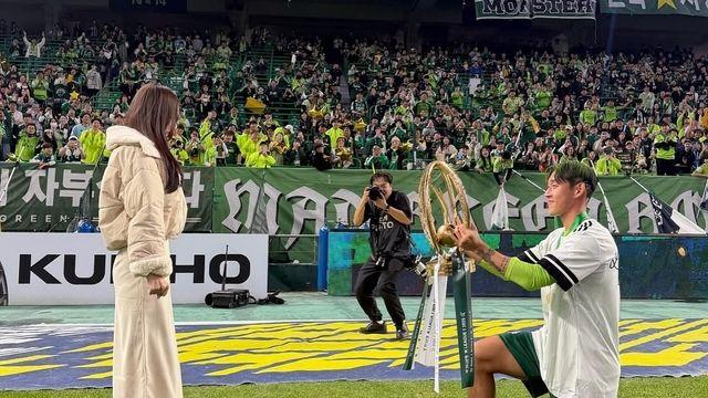 K리그1 우승컵이 결혼 선물!…'예비신랑' 송민규, 곽민선 아나운서에 '트로피 바쳐' 눈길