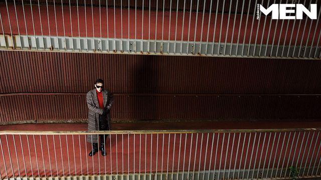 정적 속에 선명해지는 겨울 코트의 존재감