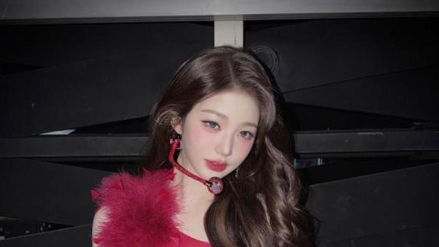 장원영, 강렬한 레드 드레스로 '매혹적 비주얼' 과시… 월드투어 무대 의상 공개하며 팬심 저격