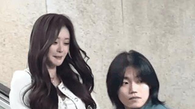 여자가 뒤돌자 당황하는 남자들