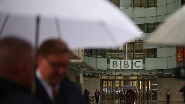 트럼프, BBC에 1.5조원 소송 위협…BBC회장 