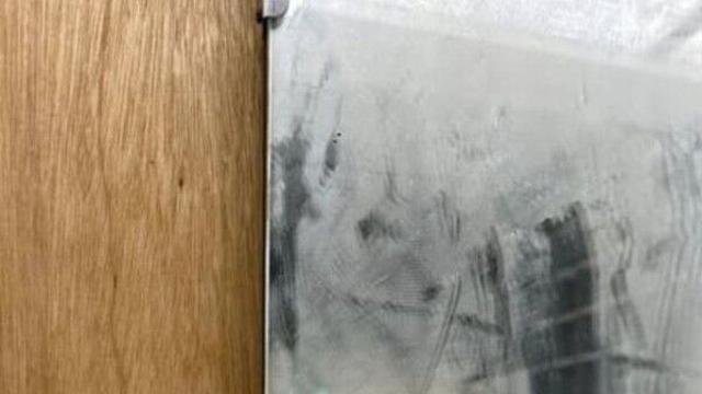 '먼지 덮인 거울' 현대미술 작품…자원봉사자가 실수로 먼지 닦아내