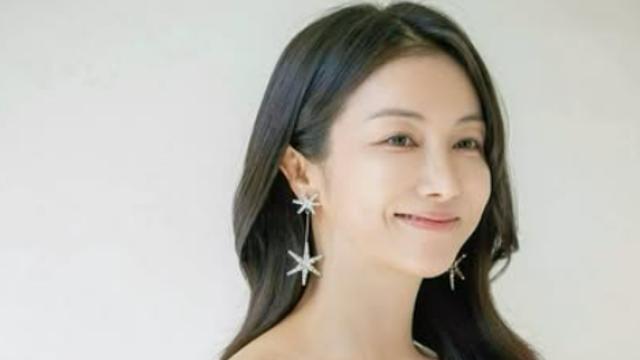 ‘11월 신부’ 김옥빈, 초밀착 드레스 완벽 소화...고혹美 빛났다 [AI 포토컷]