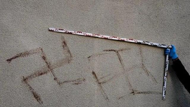 차량 50대에 피로 쓴 '나치' 문양…독일 남성 체포