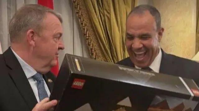 덴마크 외무장관 선물받고 좋아죽는 이집트 외무장관