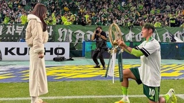 '축구여신' 곽민선, 송민규 프러포즈 승낙…