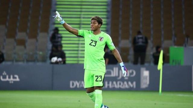 [오피셜] ‘일본 자찬 아시아 최고 골키퍼’ 스즈키의 손가락 부상, “수술 여부 결정...월드컵 영향 생길 수도”