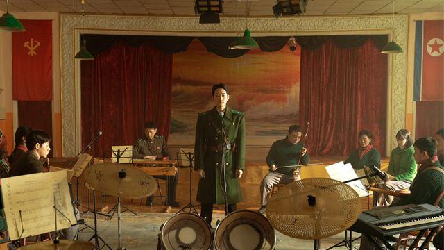 '10년만 스크린 컴백' 박시후, 북한 소재 계보 잇는다…가짜 찬양단 결성 (신의악단)