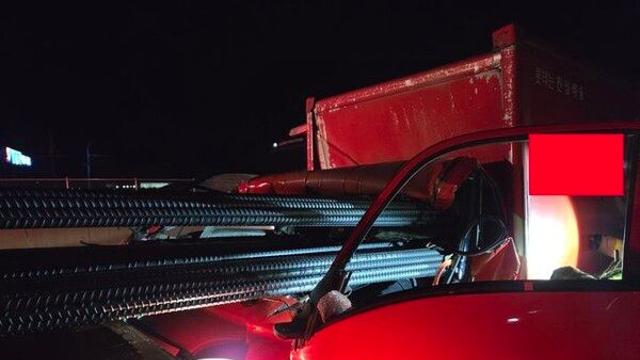 경부 천안호두휴게소 인근서 화물차끼리 '쾅'…50대 숨져