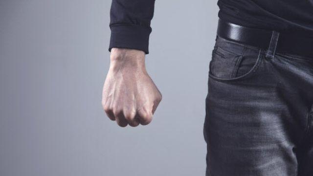 자고 있는 친형 흉기로 찌른 중학생 동생...형제의 난