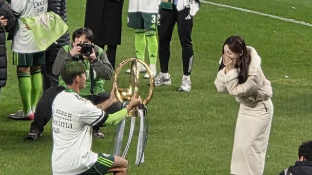 곽민선, 우승하면 시집간다더니…송민규 트로피 프러포즈에 “YES”