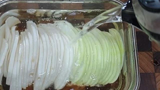 무를 썰어 통에 넣고 '이것' 부으세요…하루 한 스푼으로 올 겨울 감기 걱정 뚝