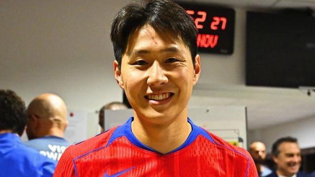 [리그앙 POINT] 이 악물고 버텼다...이강인, PSG 100번째 출전 기념패 받고 