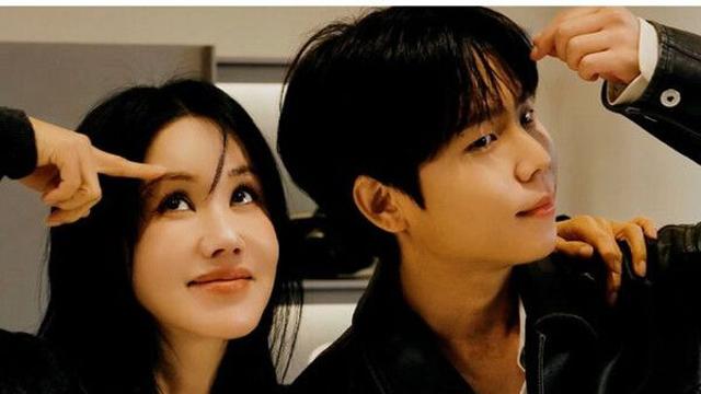 엄정화 27세 연하남과 찰칵…