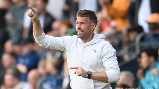 ‘부임 138일 만에 태업’한 감독… 2부 떠나 PL로 ‘황희찬 지도한다’