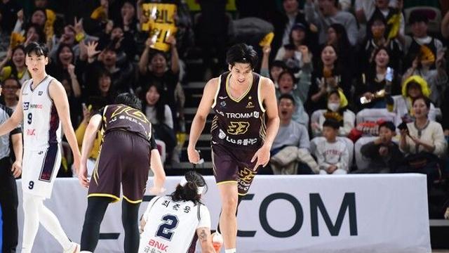 ‘디펜딩 챔프’ 창원 LG, 부산 KCC에 22점 차 완승…공동 선두로 도약