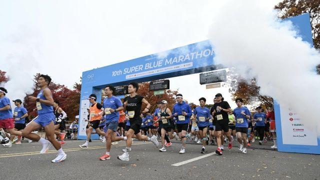 롯데·현대차, 파랑·초록으로 물들인 마라톤 캠페인 눈길