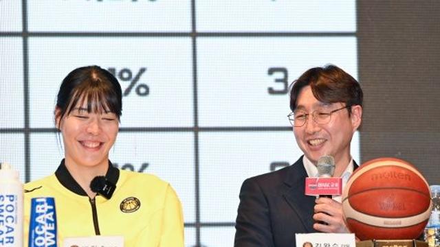 박지수+직접 들고 온 해바라기, KB에 우승 안길까…6개 구단 감독의 '꽃말' 출사표 [WKBL 미디어데이]