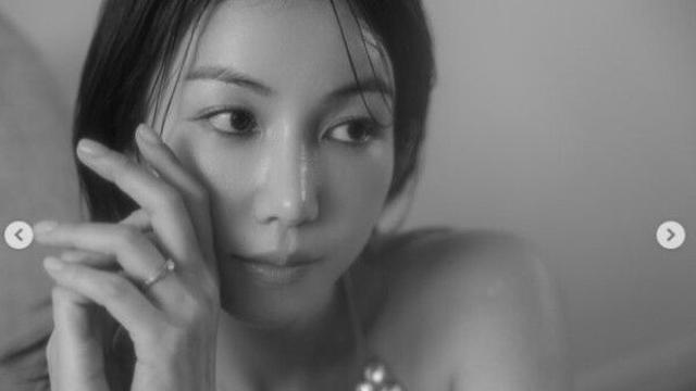김옥빈, 고혹적인 '흑백 웨딩 화보' 공개… 다이아 결혼반지 강조하며 '비공개 결혼' 임박 알려