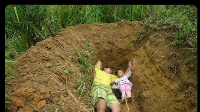 맨손으로 2살짜리 딸의 무덤을 판 아빠