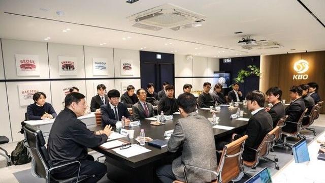KBO 허구연 총재, 선수협 대표 선수단과 간담회…