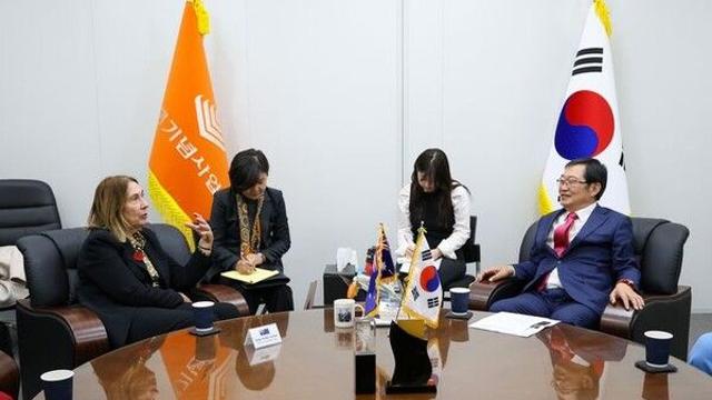 호주 연방의회 상원의장, 전쟁기념관 방문…