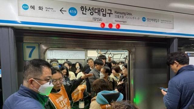 전장연 시위로 지하철 4호선 한성대입구역 하행선 무정차 통과