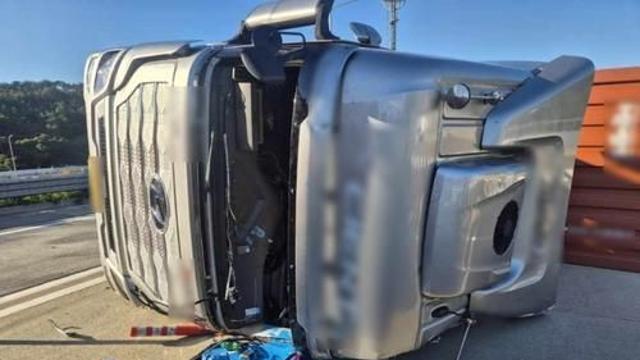 부산동해고속도로서 트레일러 전도로 차량 통제…2시간여 만에 재개