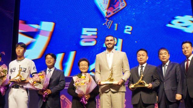 'BNK 최동원상' 폰세 