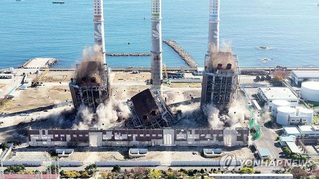 [르포] 구조 방해한 63ｍ 타워 5초 만에 발파 완료…기적 생환 염원