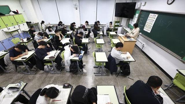 하루 앞 다가온 수능에 감독관도 부담…