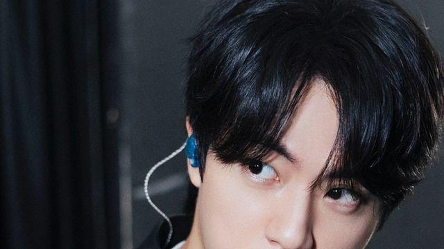 방탄소년단 진, 노래 멈추자 신문이 사라졌다