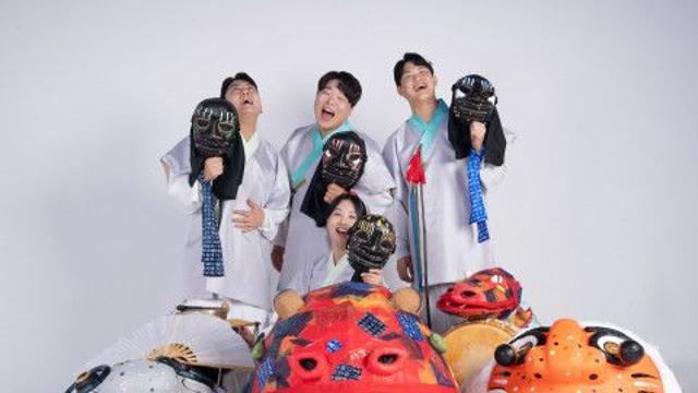 웃음과 신명이 깃든 얼굴, 전통 탈의 현대적 재탄생