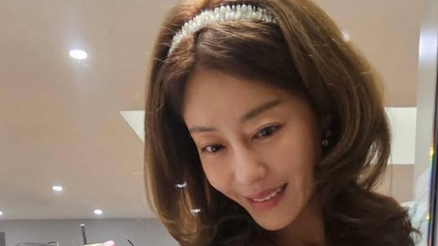 ‘새출발’ 쥬얼리 이지현, 母 헤어 시술도 직접 척척 [IS하이컷]