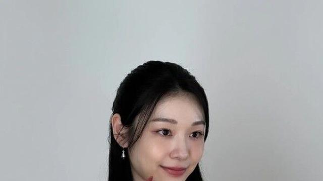 피겨 여왕' 김연아, 홀터넥 니트 입고 청순 비주얼 과시… 결혼 후에도 변함없는 '독보적 미모'