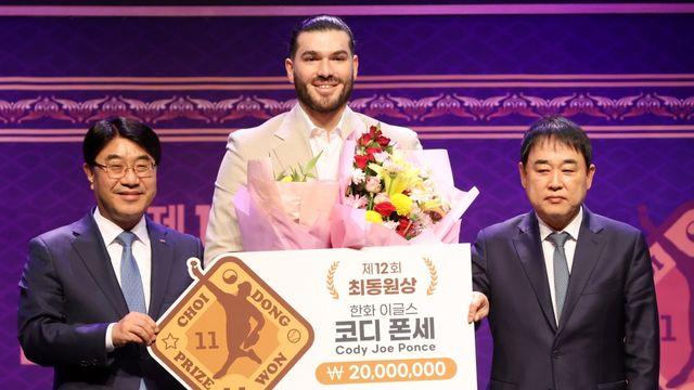 '한화 구단 최초' 폰세, 최동원상 품었다...