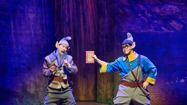 [N플러스] '난쟁이들', 웃음 속에 숨은 10년의 풍자