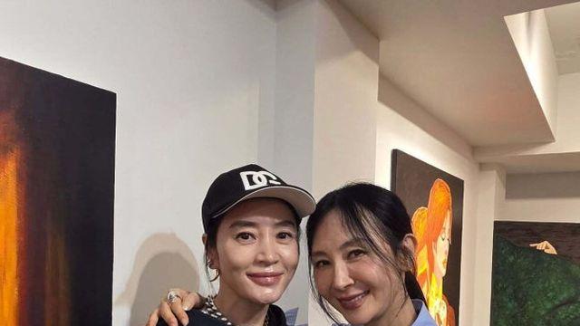 김혜수·채시라, ‘책받침 여신’들의 전설적 조우 [AI 포토컷]