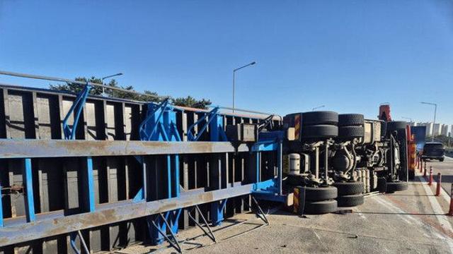 부산울산고속도로서 트레일러 전도...50대 운전자 부상