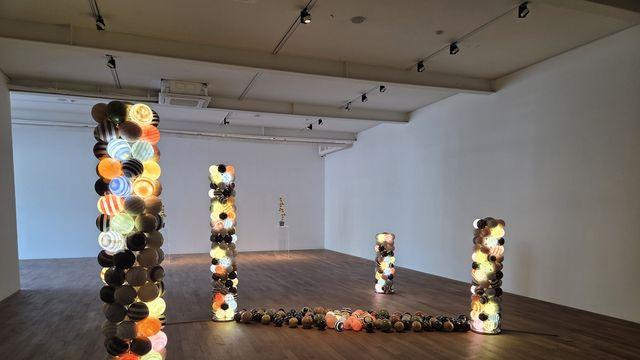 깨트려 쌓은 돌에 위태로운 삶이…