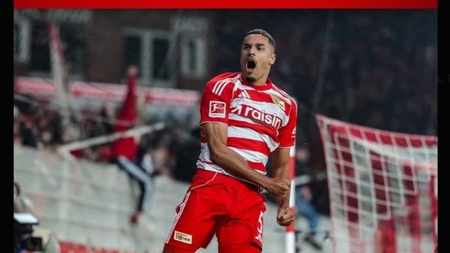 ‘판더펜과 동급’ 미친 득점력 센터백, 헐값에 이적시장 나온다! 뮌헨 연승 저지한 멀티골 주인공 도키에게 쏟아지는 관심