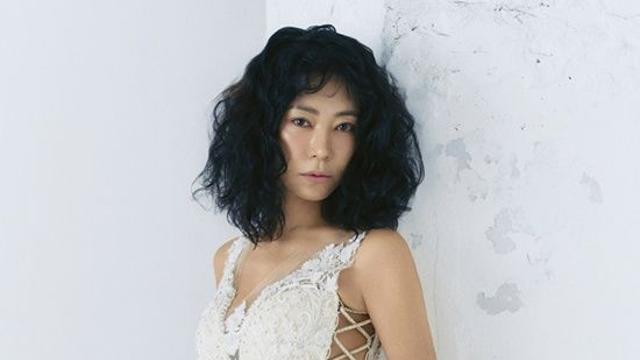 '53세' 이본, 과감한 옆선 트임 드레스 패션…'90년대 제니' 존재감