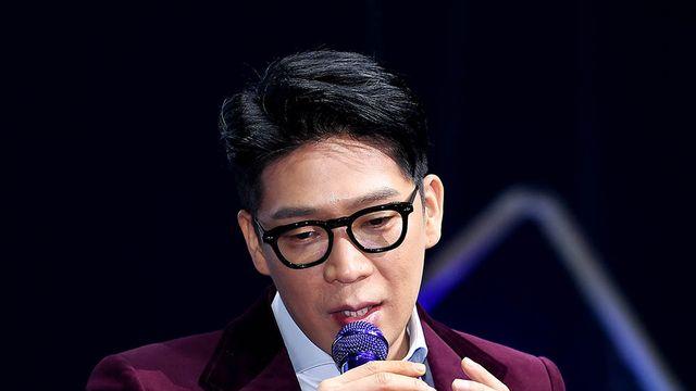 MC몽, '히틀러 초상화' 해명 후 폭발했다…