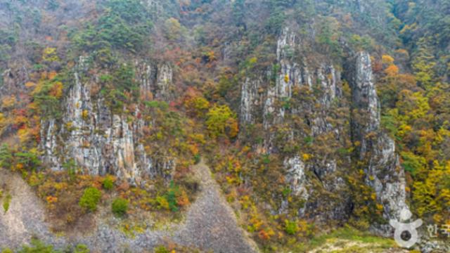 충북 괴산, 고요한 물결과 단풍이 물든 가을날의 명소 기행