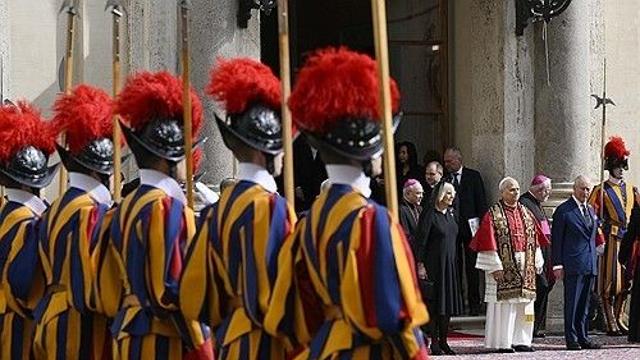 교황청 근위병이 유대인에 침 뱉는 시늉…조사 회부